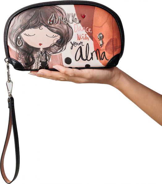 Една ръка държи Дамски портфейл Anekke Alma (20 x 12 x 5 см.) с анимационно момиче, обеци и текст "Dance with your alma" на цветен фон, RFID защита и практична каишка за китката.-9