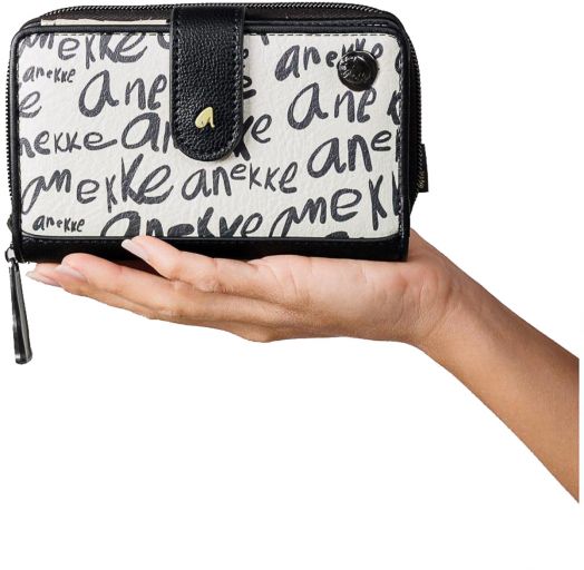 Една ръка държи Дамски портфейл Anekke Memories Towanda 15 x 10 x 3 см, черно-бял портфейл с надпис "Anekke" с различни шрифтове, RFID защита, закопчаване и цип.-11