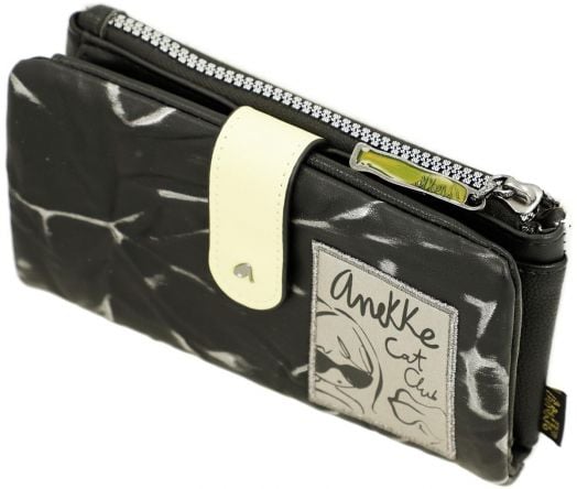 Дамски портфейл Anekke Memories Towanda (18x10x2 см) в черно-бяло с RFID защита, капси, ципове отделение и пач с надпис Anekke Cat Crew и котка отпред.-3