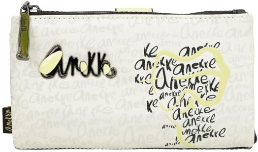 Кремав дамски портфейл Anekke Memories Towanda (18 x 10 x 2 см) с цип, жълт акцент, метално лого отпред, принт "Anekke" в различни шрифтове и размери и RFID защита за сигурност.-1