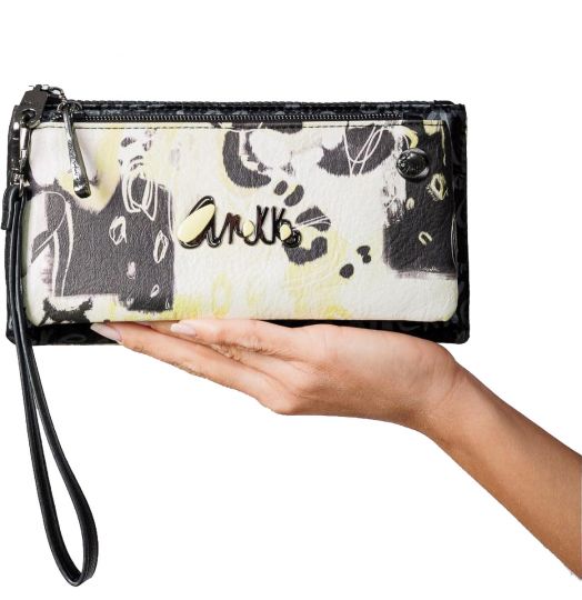 Ръка държи Дамски портфейл Anekke Memories Towanda (22x11x3 см) с черно-бял абстрактен дизайн, черен цип и метално лого AnkB, напомнящо за колекцията Anekke Memories.-8