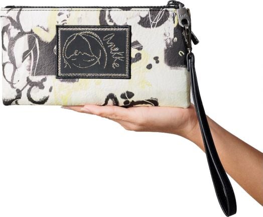 Една ръка държи дамски портфейл Anekke Memories Towanda (22 x 11 x 3 см) с абстрактни черно-жълти мотиви, ушита лепенка с рисунка на женско лице, подпис и нотки на стила Towanda.-9