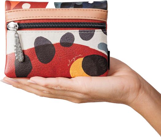 Ръка, която държи Дамско портмоне Anekke Alma 13 х 10 х 2 см - малък портфейл с цип с цветна абстрактна червена, оранжева, черна и бяла шарка, метален цип и етикет с марката Anekke Alma.-7
