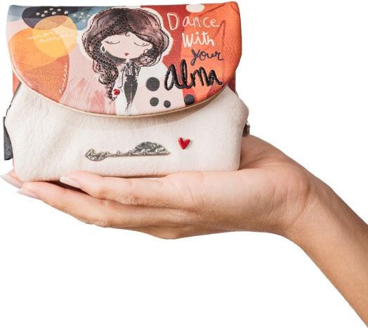 Една ръка държи малък, цветен дамско портмоне Anekke Alma 13 х 10 х 2 см с илюстрация на момиче, надпис "Танцувай с твоята алма" на капака, сърце и абстрактни мотиви. Вдъхновено от Испания.-8