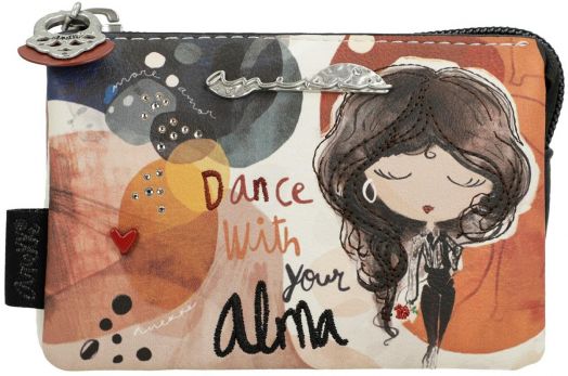 Дамското портмоне Anekke Alma 12 х 8 х 4 см е с илюстрация на жена с дълга, вълниста коса и затворени очи сред абстрактни форми и надпис "Танцувай с твоята алма" върху топъл артистичен фон.-2