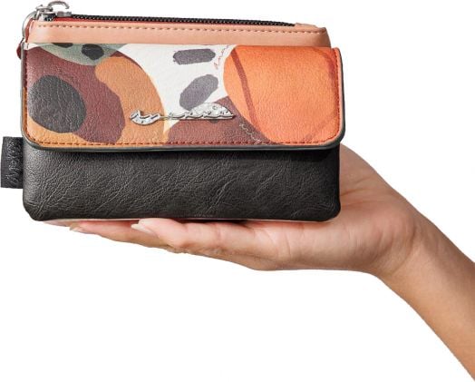 Ръка, която държи Дамско портмоне Anekke Alma 14 х 8 х 3 см - малък портфейл с черно дъно, многоцветен абстрактен оранжев, кафяв и бял капак и бежово отделение с цип отгоре.-8