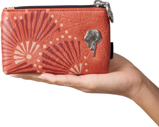 Ръка държи дамско портмоне Anekke Alma 14 х 8 х 3 см, украсено с червено и оранжево ветрило и сребърна значка с женска глава отпред.-9