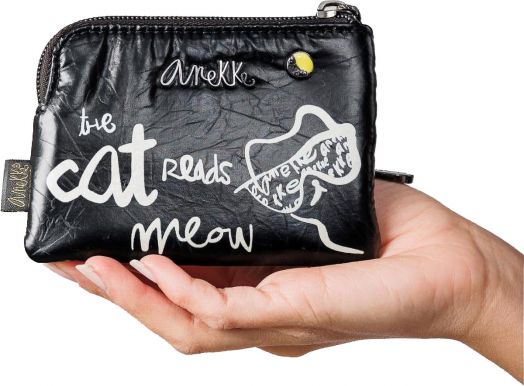 Една ръка държи дамско портмоне Anekke Memories Towanda (12x8x1 см) - черно портмоне за монети с бял текст, закачливи рисунки на котки, "мяу", цип и малко копче - идеалното портмоне за монети.-7