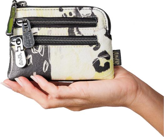 Една ръка държи Дамско портмоне Anekke Memories Towanda 12 х 8 х 1 см, компактен дамски портфейл с два предни джоба с цип и абстрактен дизайн в черно, бяло и жълто.-8