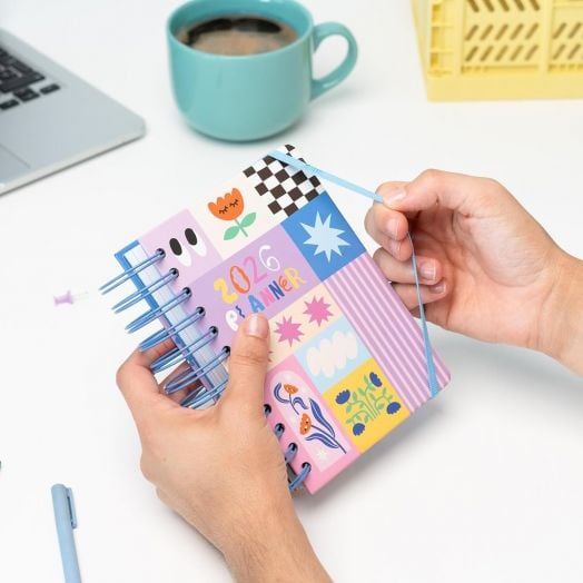 Човек държи Дневен тефтер-органайзер Grupo Erik Dopamine 2026, готов да записва идеи и да организира деня си.-3