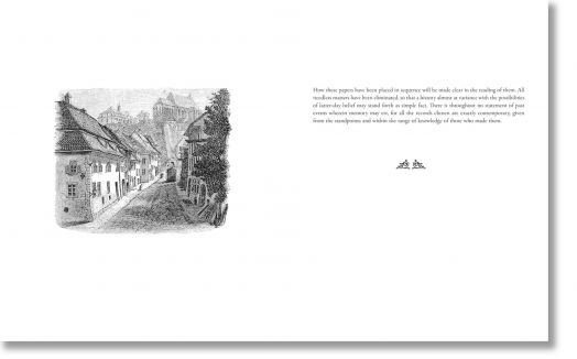 Черно-бяла илюстрация на тясна калдъръмена уличка със стари къщи създава готическо настроение за "Дракула (Arcturus Decorative Classics)", с отпечатан текст и два декоративни символа вдясно на бял фон.-3