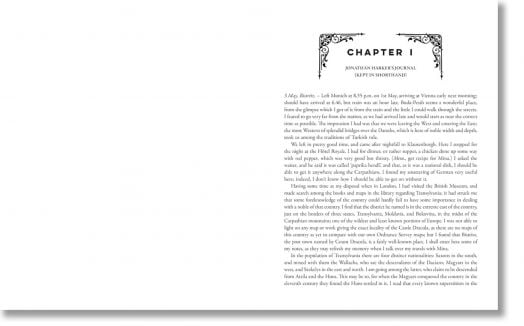 Страницата от книгата "Дракула" (Arcturus Decorative Classics), озаглавена "Глава I: Дневник на Джонатан Харкър", започва с вписване на 3 май за пътуването на Джонатан до Трансилвания, с богато украсена украса и серифен шрифт.-4