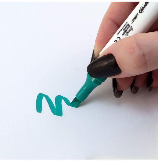 Ръка с дълги, боядисани в черно нокти рисува зелена ивичка върху бяла хартия с помощта на Двувърхи акрилни маркери Spree Artist Flexy Chisel / Кръгъл накрайник, 36 цвята.-4