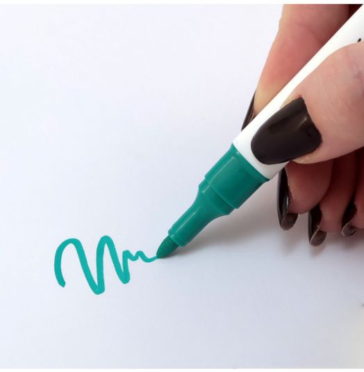 Ръка с тъмно боядисани нокти рисува глиганска линия върху бяла хартия с помощта на тик-так Spree Artist Flexy двувърхи акрилен маркер, длето / кръгъл връх, наличен в комплект от 36 цвята.-5