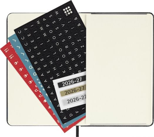 Отворен седмичен бележник-органайзер „Джобен“ Moleskine за 18 месеца – Черен (юли 2026 – декември 2027) с празни страници и листове със стикери с букви, символи и етикети с датите „2026-27“ в черно, златно и бяло.-7