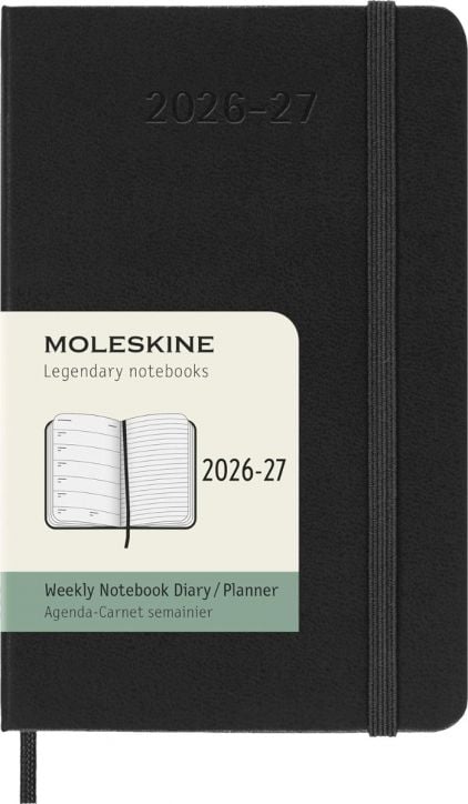 Джобният седмичен тефтер-органайзер Moleskine за 18 месеца – Черен (юли 2026 – декември 2027) е снабден с еластична лента, корица с надпис „2026-27“ и етикет, който го отличава като легендарен бележник-дневник/планирач.-1