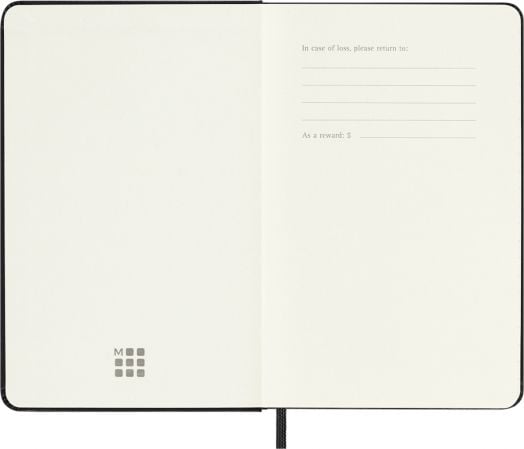 Отворен седмичен бележник-органайзер „Джобен“ на Moleskine за 18 месеца – Черен (юли 2026 – декември 2027) показва две празни кремави страници: дясната с линии за контакти и награда при загуба, лявата с лого с мрежа и буквата „М“ в долната част.-4
