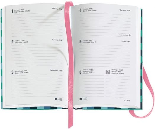 Джобен седмичен тефтер - органайзер Miquelrius Grafica Color Block 2026 показва юни 2026 г. с дни и дати на испански и английски език, страници с кариран ръб и книгоразделител с розова панделка. Идеален за годишно планиране.-2