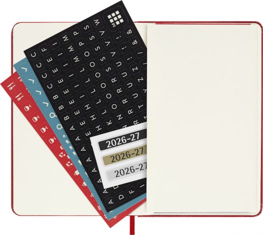 Джобният седмичен тефтер-органайзер Moleskine за 18 месеца – Червен (юли 2026 – декември 2027) има червена корица, четири листа със стикери с букви, символи и етикети за 2026–2027 г. в черно, златно и сребристо, както и червена лента за отбелязване на стр-7