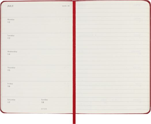 Отворен джобен седмичен бележник-органайзер Moleskine за 18 месеца – червен (юли 2026 – декември 2027), с дати отляво и празни редове за бележки отдясно. Червена лента маркира страниците. Идеален за планиране за 18 месеца.-5