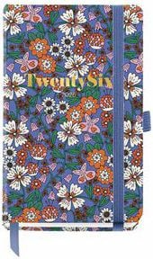 Джобен тефтер - органайзер Miquelrius Natura Blooming 2026 съдържа надпис "Twenty Six" в жълто върху синя корица с бели, оранжеви и бордо флорални мотиви, както и синя ластична лента-идеал като седмичен дневник 2026.-1