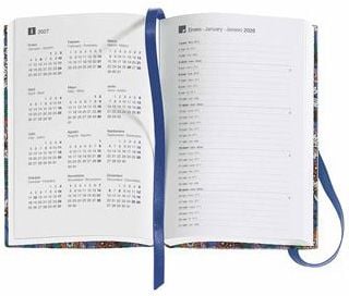 Отвореният Джобен тефтер - Оргайзер Miquelrius Natura Blooming 2026 показва годишен календар за 2026 г. отляво и подредена страница за бележки или адреси отдясно, с книгоразделител със синя панделка в средата.-3