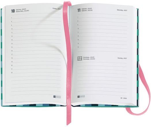 Отвореният Джобен тефтер - органайзер Miquelrius Grafica Color Block 2026 показва седмицата през юли, подредени страници за бележки, книжка с розова панделка и дати на английски и испански език - идеален елегантен джобен органайзер.-2