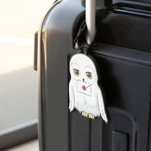 Черен куфар с прикрепен към дръжката етикет за багаж Grupo Erik Harry Potter - Hedwig. Тагът във формата на сова, който държи плик с червен восъчен печат, е идеален за феновете на аксесоари за Хари Потър.-5