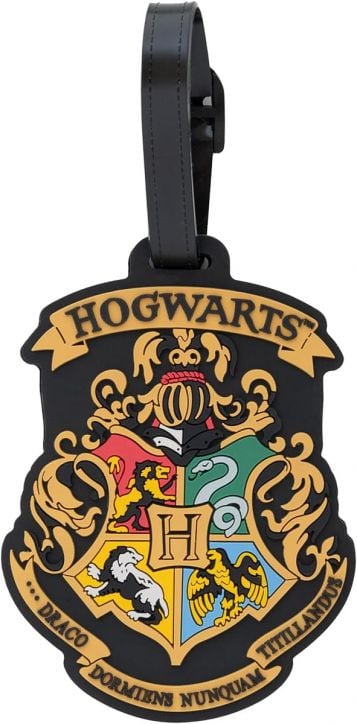 Етикет за багаж Grupo Erik Harry Potter - Hogwarts показва герба на училището с животните на домовете, надпис "Hogwarts" и латинското мото - идеален етикет за куфар за всеки фен.-1