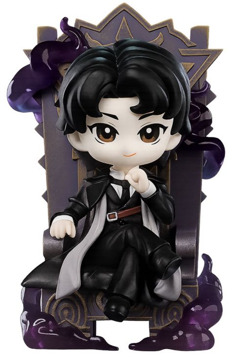 Мини фигурка Lord of Mysteries - Invitation of Fate, асортимент" включва фигура чиби с черна коса, кафяви очи и черен костюм, седнала на тъмен богато украсен трон с вихрени лилави ефекти.-1