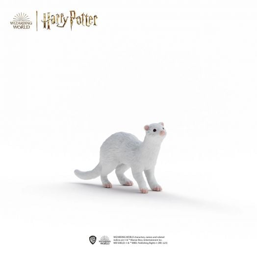 Малка бяла фретка от Schleich: Аластор, Драко и пор фигурка стои на бял фон. Логата на Хари Потър и Wizarding World са горе, а информацията за авторските права е под тях. Тази ръчно рисувана фигура е идеална за фенове и колекционери.-3