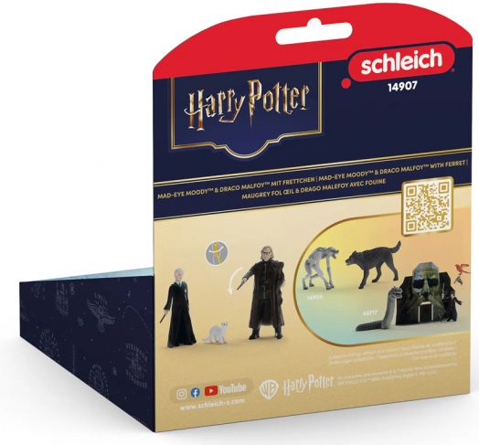 Задна част на опаковка на Schleich за "Фигурка Schleich: Аластор, Драко и пор" с изображения на Mad-Eye Moody, Драко Малфой с хрътка, лога, QR код и ръчно рисувана фигурка и аксесоари.-2