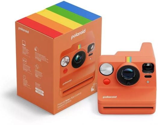 Фотоапаратът за моментни снимки Polaroid Now+ Gen 3, Coral е показан с подходящата му кутия, като и двете са с дъговидни ивици и брандиране. Аналогов фотоапарат има кръгла леща, светкавица и визьор за моментална фотография.-5