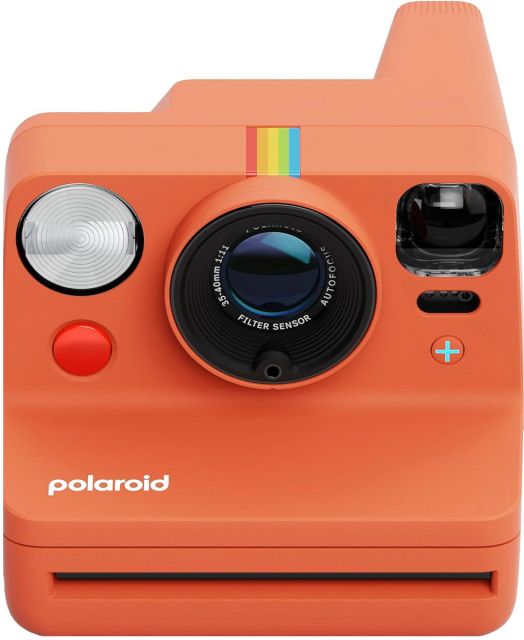 Polaroid Now+ Gen 3 Coral е оранжев фотоапарат с голям обектив, цветна лента, червен бутон и логото на Polaroid-идеален за моментални снимки навсякъде.-1