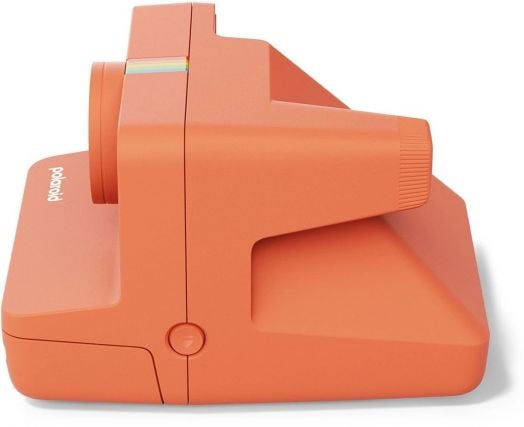 Страничен изглед на Фотоапарат за моментни снимки Polaroid Now+ Gen 3, Coral, с подчертани обектив, визьор и детайли с дъговидни ивици. Фотоапаратът се отличава с модерен ъглов дизайн, идеален за моментална фотография.-2