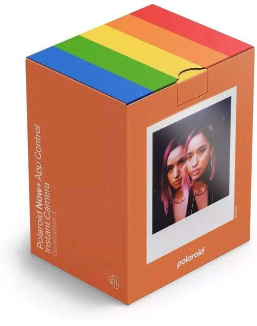 Ярка Polaroid Now+ Gen 3, коралова кутия с дъгова ивица и моментна снимка на човек с розова коса. Опаковката е с бяла марка Polaroid и детайли "моментална фотография" за фотоапарата за моментни снимки.-7