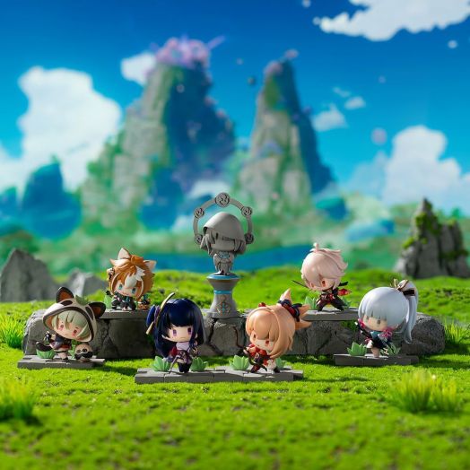 Шесть мини-фигурок Genshin Impact Battle Scene в ярких нарядах стоят на траве около статуи, привлекая внимание стильным дизайнерским исполнениеm на фоне размытых холмов и голубого неба.-2