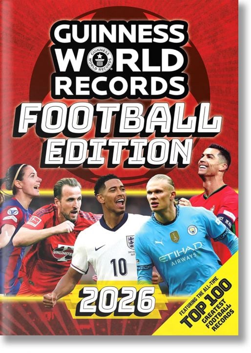 Корицата на книгата "Световни рекорди на Гинес - Футбол", издание 2026 г., показва петима известни футболисти в действие на червен фон, а текстът подчертава "100-те най-велики футболни моменти и рекорди".-1