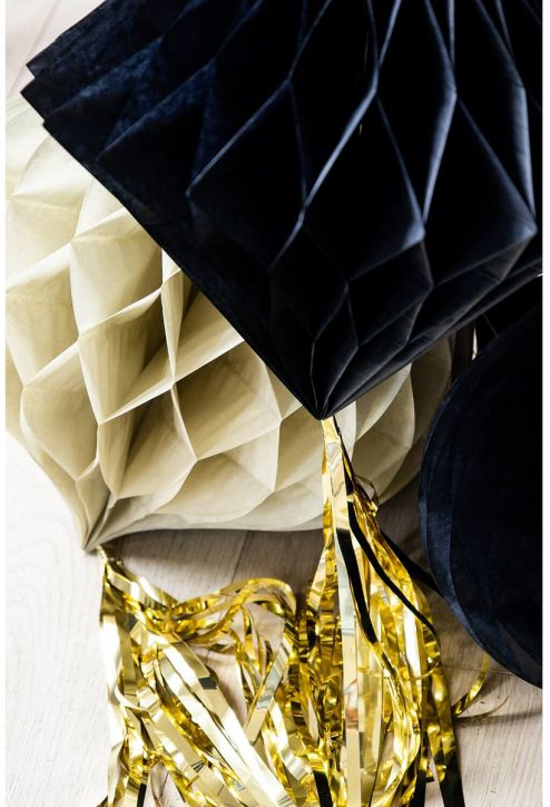 Близък план на Folat Crème Noir хартиена декорация, 3 бр.-черно-златни пчелни пити украси с лъскави златни ленти, идеални за рожден ден или парти декорация върху светла дървена повърхност.-5