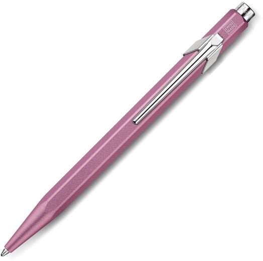 Розова шестоъгълна механична химикалка със сребрист клипс и бутон за изтриване в горната част, напомнящ емблематичния розова химикалка Caran D'Ache 849, изобразен на бял фон. Перфектен за всяка колекция книжарница Orange.-1