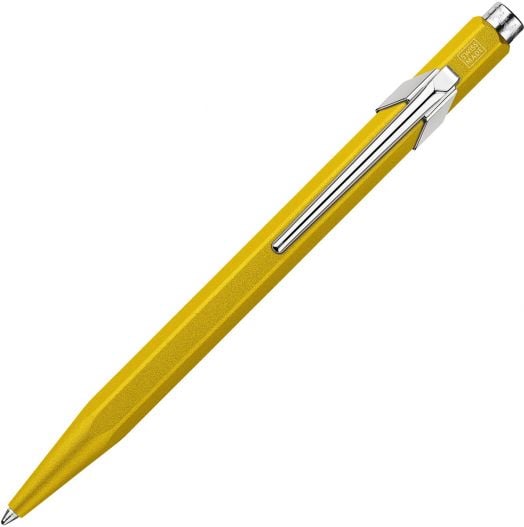 Жълта механична химикалка с шестоъгълно тяло, сребърен клипс и малък бутон в края - напълно съответстващ на класическия стил на Caran D'Ache жълта, който ще откриете в книжарница Orange.-1