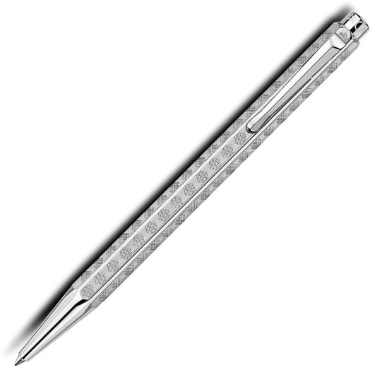 Химикалка Caran d'Ache Ecridor от сребрист метал с текстуриран корпус и джобна щипка с ромбовидна шарка, разположени диагонално на бял фон със сянка-предлага се от книжарница Orange сред висококачествени продукти.-1