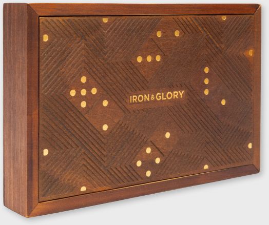 Игра Iron & Glory - Домино има правоъгълна дървена кутия с геометричен капак, златни точки като домино комплект и IRON & GLORY, гравирани със злато в центъра.-2