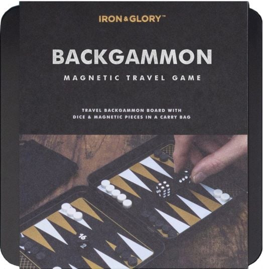 Ръката премества фигура върху компактна черна, бяла и златна дъска за табла. На кутията е изписано "Игра Iron & Glory - Магнитна табла", идеален избор за фенове на настолни игри и табла при пътуване.-1