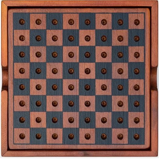 Играта Iron & Glory - Шах и Дама е дървен пасианс с кафяви колчета върху квадратна дъска със светли и тъмни квадрати - идеален за любителите на класически игри.-5