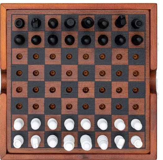 Дървена шахматна дъска, погледната отгоре, с фигури в начални позиции. Играта Iron & Glory - Шах и Дама предлага класическо забавление с редуващи се квадрати и очарователна дървена рамка - идеална за феновете на дървен шах и любителите на настолни игри.-4