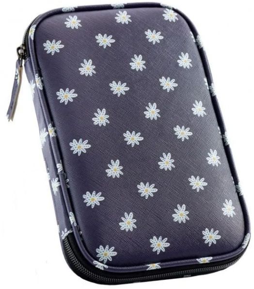Калъфът Оргайзер Miquelrius Daisies е правоъгълен тъмносин калъф с цип с бели и жълти маргаритки - идеален за организиране на кабели или аксесоари.-1