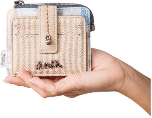 Една ръка държи Калъф за карти Anekke Memories 11 х 9 х 2 см в бежово и светлокафяво, с прорези за карти, предна каишка, метално лого Anekke Memories, зашит дизайн и горен цип.-7