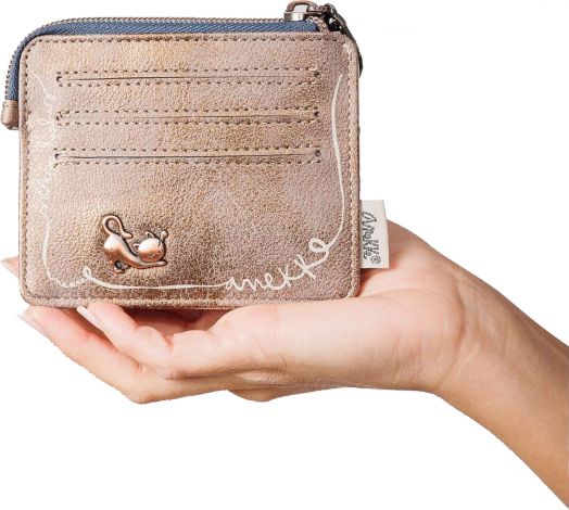 Ръката държи Калъф за карти Anekke Memories 11 х 9 х 2 см, с прорези за карти, цип, талисман във формата на котка отпред, бели шарки за декорация и текстилен етикет отстрани.-8