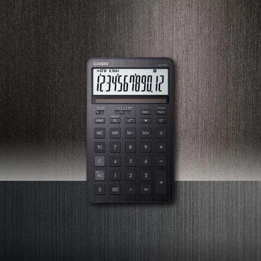 Калкулатор Casio JW-200DQ-BK, черен, показва 1234567890.12 изправен на метален, градиентен фон. Този калкулатор има стандартна клавиатура с цифрови и функционални бутони.-3